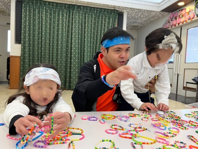 2025年3月12日

いらっしゃいませ！
いらっしゃいませ！
SEI5のお店屋さんが開店しました！

アクセサリー屋さん💍
クレープ屋さん！
たこ焼き屋さん！
お面屋さん！

いろいろなお店がたくさんたくさんありました！

ホールはSEIのお友達や先生でいっぱい🈵

SEIでの思い出がまた一つ増えました！