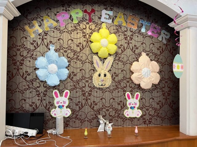 2025年4月23日

今日はイースター🐣

春色の服と手作りイースターハットを被り登園しました！

隠れ🥚ゲームでは、
ピンク、ブルー、イエロー、グリーン、オレンジのカラフル🥚がいっぱい隠されていたね！
中には何が入ってた？

みんなの笑顔がいっぱい見れた1日でした！
