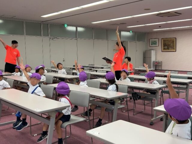 SEI4のお友達みんなで、近くの警察署へ行ってきました🎵

警察のお仕事についてお話を聞いたり、
お洋服きたり、楽しい時間を過ごしました✨

天使👼さんとパトカー🚓の前でパチリ📸

栃木警察署のみなさん、お仕事中
ありがとうございました😊🖐
栃木市の安全パトロール、これからも、よろしくお願いします🙇‍♀️

#栃木市#さくら学園SEI#英語型保育園#認定こども園
#年中組さん #元気いっぱい#すくすく#思い出