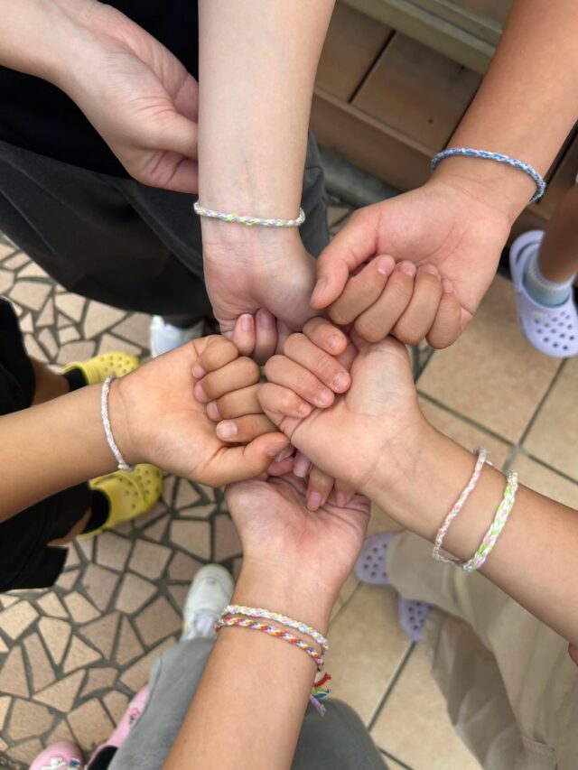 今日から小学生は学校始まりました🏫

SES学童では、夏休み中にミサンガ作りをしました✨
小学生でも簡単に編めるミサンガつくりに、夢中👏

長ーい夏休みも終わり今日から学校始まったけど、宿題終わったのかな？

今日から放課後学童もスタート
みんな元気いっぱいです🖐

#栃木市#学童保育#SES学童#英語型学童#始業式#小学生#元気いっぱい小学生