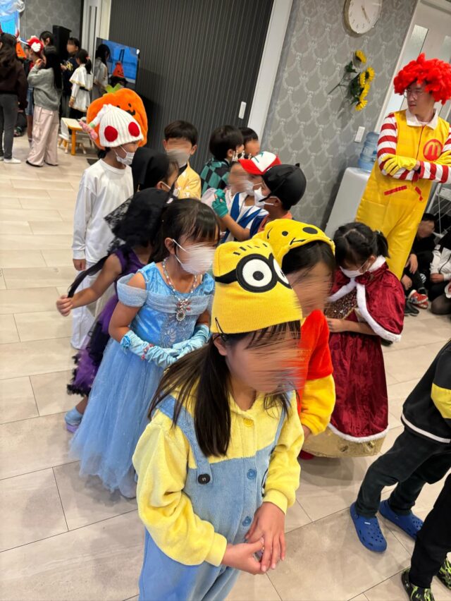 夕方からはSESのハロウィンパーティーでした！

ネイティブの先生達がお化け👻になり、SESの教室は本物のお化け屋敷！
全て、ネイティブの先生方によるリアルな手作りお化け屋敷です！

お化け屋敷の待ち時間はピザ作りやバイキングで楽しい時間を過ごしました(楽しい)

お化け屋敷は、泣いちゃう子や何回も体験する子ども達で大盛況👏
楽しんでる姿に先生方もホッとしました！

次はクリスマスパーティー🎉
楽しみにしててね♬

#栃木市#学童保育#英語型学童保育#SES学童#ハロウィンパーティー