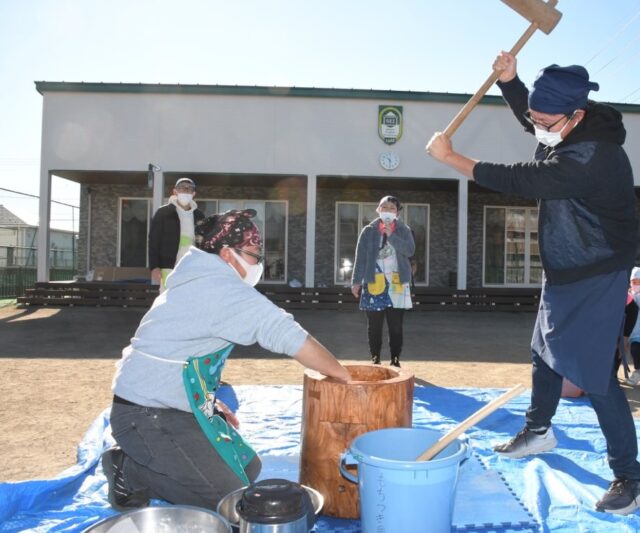 今日はSEI恒例の『お餅つき』

お友達のパパさん👨がぺったんぺったん♬
みんなで、応援したよ📣　　　　　　　

1〜5のお友達は子ども用のお餅つき体験をしたよ✨
楽しかったね✨

SEI5のお友達は、鏡餅を作ったよ♪
お正月🎍にお家に飾ってね🤗

お餅を食べる時のやくそく　みんな覚えてたかな？
3つのやくそくあったよね？
お餅食べる時は思い出してね👍

お手伝いしてくれた、パパさん、ママさん
寒い中ありがとうございました😊

#さくら学園SEI#英語型保育園#認定こども園#栃木市#もちつき#入園児募集中#1歳児から5歳児