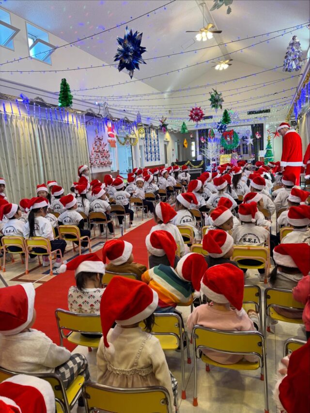 昨日のクリスマスパーティーのインスタコメントです⬇︎

SEIのクリスマス🎄パーティー🎅
小ちゃなサンタ🤶さん、朝からうきうき、ワクワク✨

生の歌とピアノの演奏(アベマリア)🎹を聞きながら、パパさんママさんの聖歌隊入場🕯️ 

リンリン🔔リンリン🛎️
SEIにサンタさんがプレゼント🎁持って来てくれたよ(プレゼント)
サンタさんに歌のプレゼントしたり、一緒に写真とったり、質問したり楽しい思い出ができました🎄

ネイティブ先生の劇や先生方のハンドベル🔔上手だっね👏

メリークリスマス🎄
#さくら学園SEI#認定こども園#英語型保育園#栃木市#保育園#クリスマスパーティー#サンタが来た #クリスマスプレゼント#思い出#クリスマス