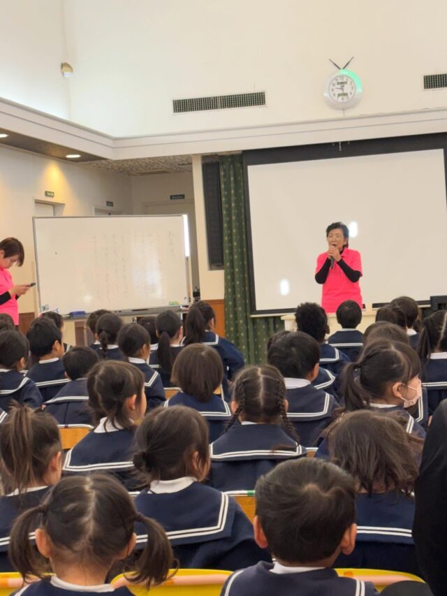 今日は2学期終業式をSEIのお友達とSESの小学生みんなで、行いました👏
先生方からみんなに一言と、年末年始何をするか話を聞きました。
先生達、お掃除するんだって🧹
SES(学童)のお友達は、お部屋の掃除🧹ロッカー、引き出し綺麗にしました✨

SEIのお友達みんなでゲームして、ネイティブのダンスみて楽しい時間を過ごしました😊

長いお休みに入りますが、風邪引かないように
年明け元気に登園してね🤗
みーんな、よいお年を🎍

#さくら学園SEI#英語型保育園#認定こども園#栃木市#保育園