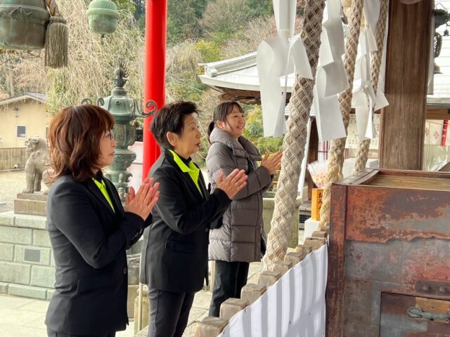 SEI5のお友達みんなで、大平山参拝とマナー教室に行ってきました🧒🏻👧🏻

大平山参拝では、かっこいい1年生になりますよーに。お友達たくさんできますよーに。とお参りしてきました⛩️
お昼は、お食事のマナーを学んできました。
🍴を使ってのお食事　ドキドキしたけど、楽しく頂きました🥐

お手伝いに来てくれた保護者の方、ありがとうございました🙇‍♀️
残り少なくなった、保育園生活　たくさん思い出つくろーね✨
#さくら学園SEI#英語型保育園#栃木市#認定こども園#大平山参拝