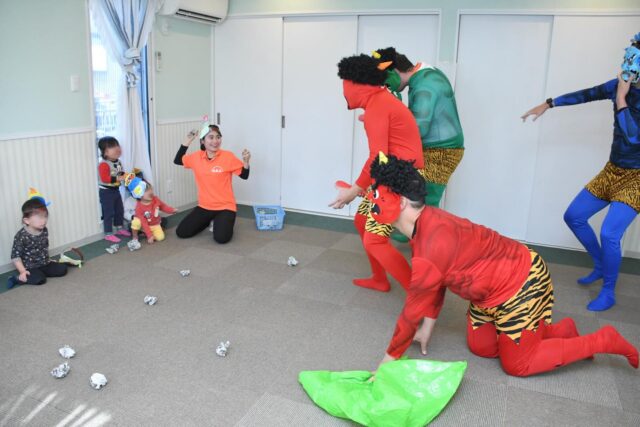 SEIの節分の日。

鬼さん👹がSEIのお友達の所にきたよ😣
みんなで豆を投げてたいじしたよ！
怖くて泣いちゃったお友達もいたけど
『鬼は外』 できたね✨

お昼は、給食室の先生手作り、恵方巻きを食べました🍣
今年は『南南東』方角を向いて食べました😋

#さくら学園SEI#英語型保育園#節分#豆まき