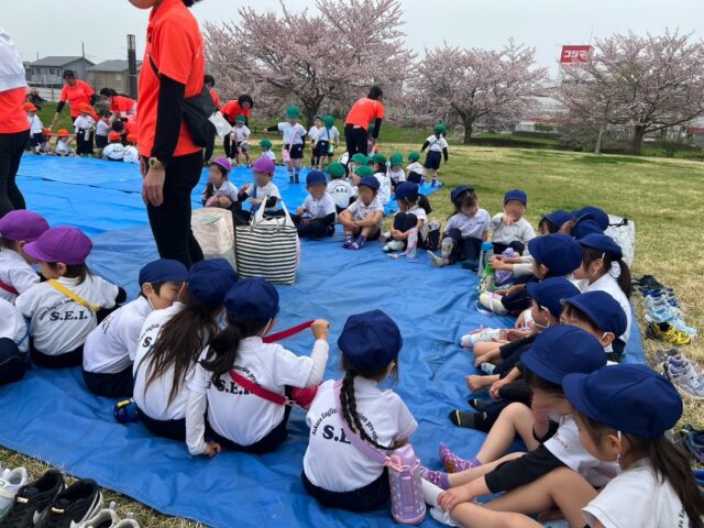 今日は進級ふれあい会でした🌸
満開の桜の中、SEI全員で公園へ✨

学年を越えてみんなで仲良く、
おやつを食べたり、かけっこをしたりと
笑顔いっぱいの楽しい時間を過ごしました😊

これからもたくさんの思い出を
みんなで作っていきたいと思います🌱

#認定こども園#お花見#満開の桜#新学期