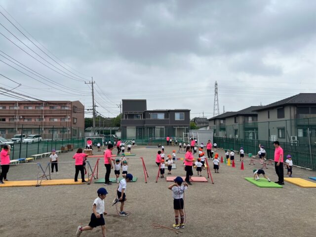SEIの朝のローテーションの風景です。

みんな元気いっぱい！
継続して運動に取り組むことで、体力づくりだけでなく、丈夫で健康な体づくりにもつながっています。
これからも楽しく活動しながら、元気に過ごしていきたいと思います。

#認定こども園#英語型保育園#外遊び
#運動#元気いっぱい