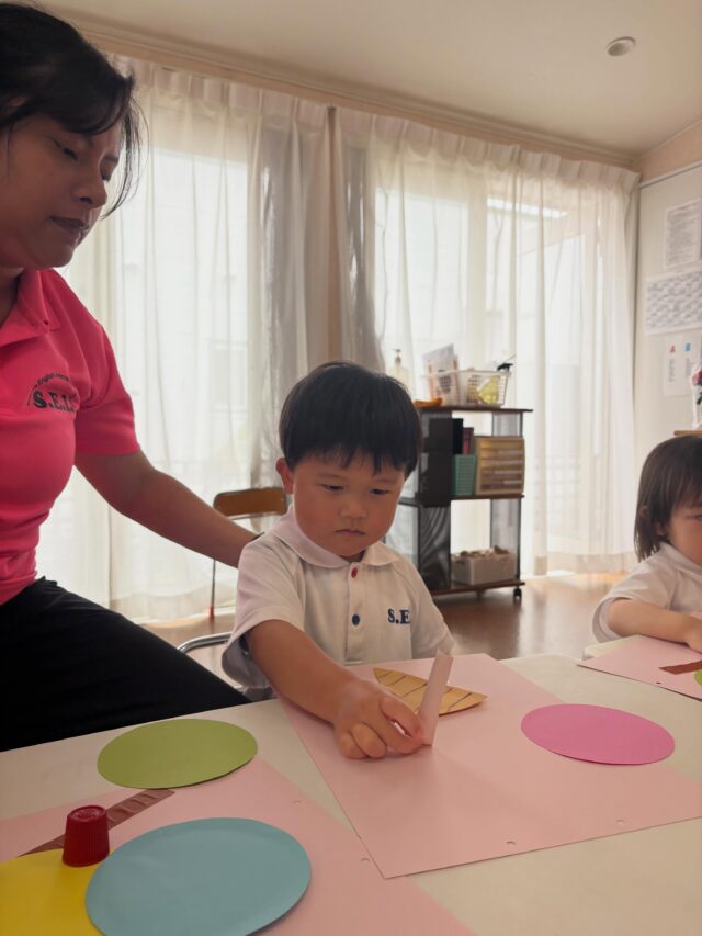 ２歳児　　５歳児

SEIでは、日常の中で自然に英語に触れられる環境を大切にしています。

子どもたちは毎日たくさんの“英語のシャワー”を浴びながら、歌や遊び、会話を通して楽しく英語を吸収しています。

幼児期は、耳から聞いた音をそのまま受け取る力がとても高い時期です。
小さいうちから英語に親しむことで、発音やリズムを自然に身につけ、自信を持って英語に触れられるようになります。

「英語は楽しい！」という気持ちを育みながら、将来につながる大切な土台を築いています。

#認定こども園#英語#栃木県#５歳児#２歳児