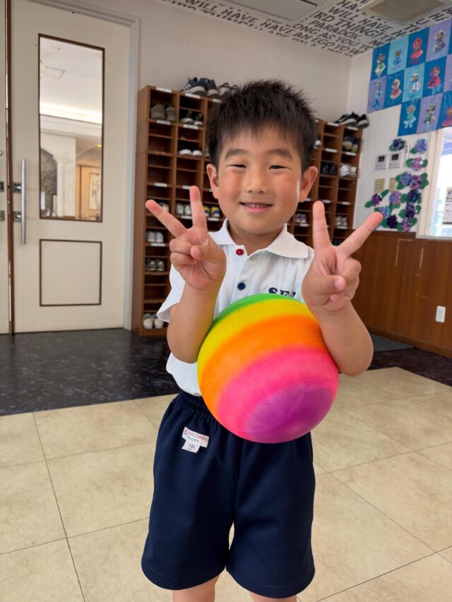 4歳児

英語にもすっかり慣れ、外国人講師の話を理解しながら、自分たちで質問をしたり、答えたりする姿がとても自然になってきました。
日々の生活の中で英語に触れることで、楽しみながら言葉を吸収し、自信を持ってコミュニケーションを取る姿に成長を感じます。

また、数字への興味も広がり、簡単な計算だけでなく、少し難しい計算にも意欲的に挑戦しています。
「やってみたい！」という気持ちを大切にしながら、考える力や集中力も育ってきています。

#さくら学園SEI#英語#４歳児#栃木市
#認定こども園