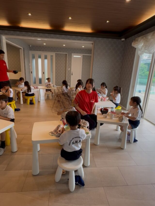 今日はランチルームでランチタイム♪

普段はお教室で食べているランチですが、今日は気分を変えてランチルームで！！

いつもと違う雰囲気に子どもたちもワクワク♪
お友だちとの会話も弾み、楽しいランチタイムになりました。

そして今日はスペシャルドリンクのいちごミルクも登場！
「おいしい！」と笑顔いっぱいで味わいながら、特別な時間を楽しみました。

#保育園#英語#ランチ#認定こども園#おいしいね
