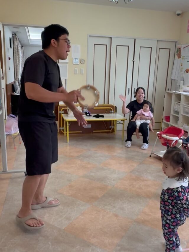 🌱0歳児・1歳児クラスの様子🌱

入園から2か月が過ぎ、子どもたちも少しずつ園生活に慣れてきました。
毎日笑顔が増え、おやつの時間や英語のレッスンも楽しみながら参加しています♪

安心できる環境の中で、一人ひとりの成長を大切に見守りながら過ごしています。

現在、0歳児クラスを募集しております。
ご興味のある方は、お気軽にお問い合わせください。

また、7月15日に施設見学会を開催いたします。
園の雰囲気や子どもたちの様子を実際にご覧いただける機会となっておりますので、ご興味のある方はぜひお越しください。

皆さまのお越しをお待ちしております。✨

#見学会#英語#0歳児#オススメ
#栃木市
