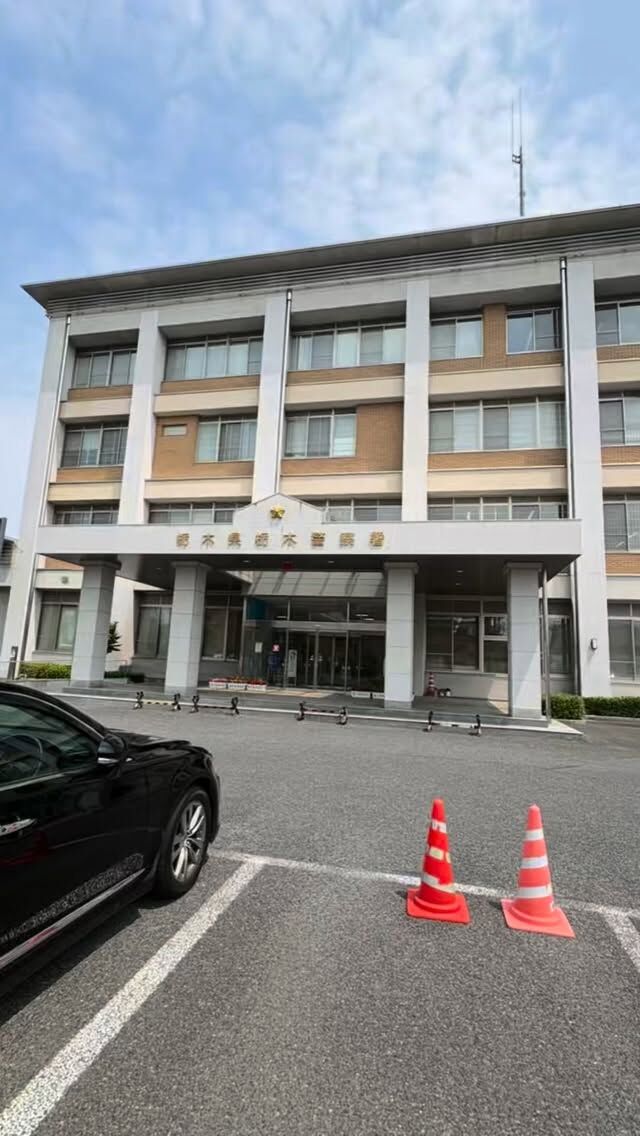 今日は警察署参観でした！

警察のお仕事について、ビデオを見ながら楽しく学びました。
柔道場では、身を守るための技や大切なお話を聞きました。

また、普段なかなか乗ることのできないパトカーにも乗せていただき、子どもたちは大興奮！🚓✨

警察の方々のおかげで、私たちが安心して生活できることを改めて感じる貴重な一日となりました。

ご協力いただいた皆さま、ありがとうございました。

#警察署#防犯#さくら学園SEI#栃木市
#４歳児