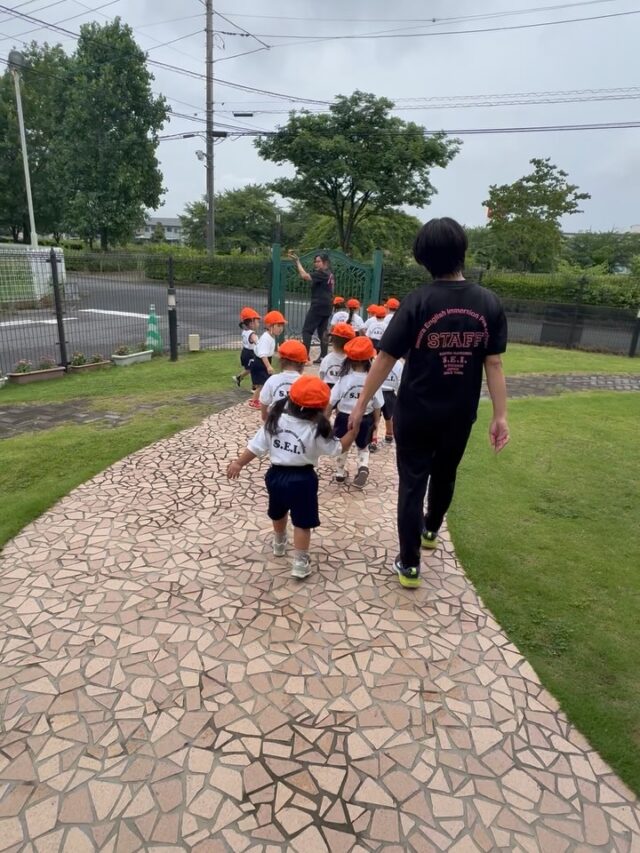 今日はみんなでお散歩へ♪
たくさんの発見の中で、カタツムリを見つけました🐌✨
「いたー！」「動いてる！」と大喜びの子どもたち。
季節の自然に触れながら、楽しいお散歩になりました。

#お散歩#認定こども園#梅雨#
英語#さくら学園SEI