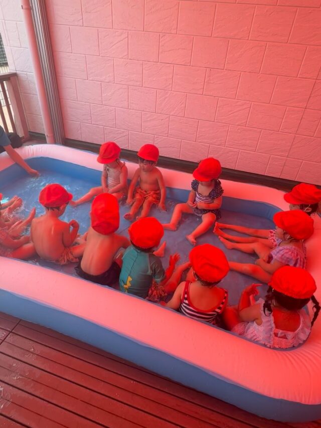 暑い日は日陰でプール。

水遊びをしながら、夏ならではの時間を思いきり楽しんでいます😊

子どもたちの笑顔があふれる、夏のひととき🌻

#夏 #プール#さくら学園SEI#水遊び
#楽しいね