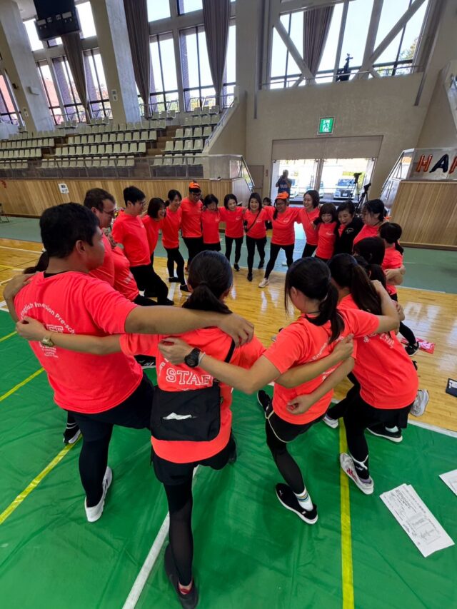 今日は秋晴れの中、SEIの運動会が開催されました！

SEIの運動会は、おじいちゃん・おばあちゃん、パパ・ママ、そして子どもたちが一つになって楽しむ、全員参加型の運動会です✨

親子競技や保護者綱引き、かけっこに障害物競走と楽しい一日となりました。

前日の準備や当日はメンズクラブのパパたちにお手伝いいただきました。
本当にありがとうございました！

まさにワンチームのSEIファミリーの運動会となりました❤️

#運動会#さくら学園SEI#秋#運動会
#思い出