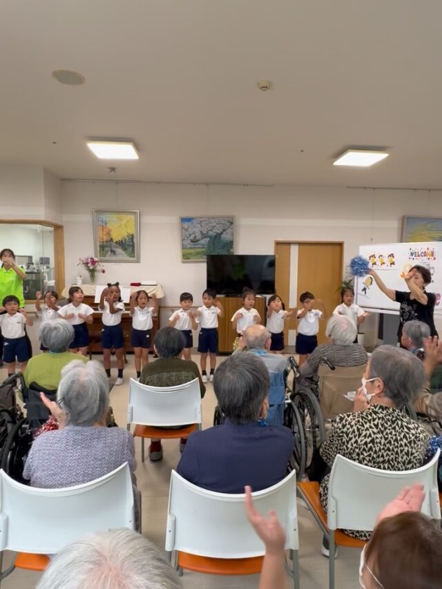 今日はSEI5が老人ホーム「咲くら館」へ遊びに行きました。

おじいちゃん、おばあちゃん一人ひとりに、心を込めて作った手作りのメダルをプレゼント🎖️
「ありがとう」と笑顔で受け取ってくださる姿に、子どもたちもとっても嬉しそうでした😊

一緒に歌を歌ったり、手遊びを楽しんだり、ソーラン節も歌いました。

世代を越えて、笑顔と元気を届け合えた素敵な時間となりました🌸

咲くら館の皆さま、楽しい時間をありがとうございました。

また、遊びに行きたいです！

いつまでも元気でいてねー！

#特別養護老人ホーム#栃木市#さくら学園SEI#英語#年長
